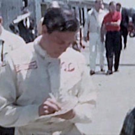 Jim signe un autographe à un gamin pendant les essais... Jim signe un autographe à un gamin pendant les essais...